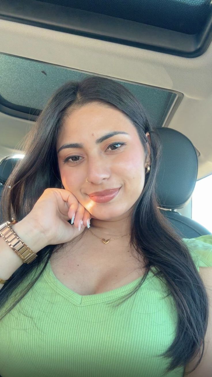 <em>Elizabeth Nicole</em>